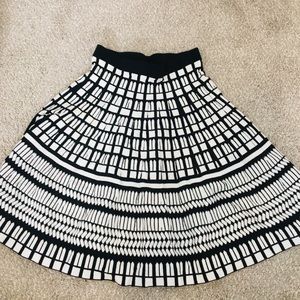 Saks fifth avenue patterned skirt, size xs